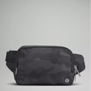 Lululemon Everywhere Belt Bag / Fanny pack | Black Camo